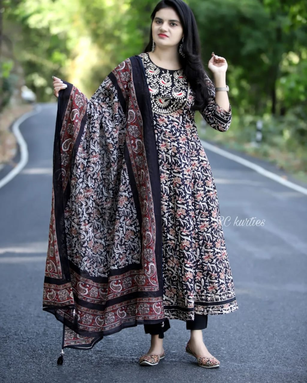 Elegant Black Rayon Anarkali Kurti Set with Embroidery Work and Malmal –  Sukriti Store