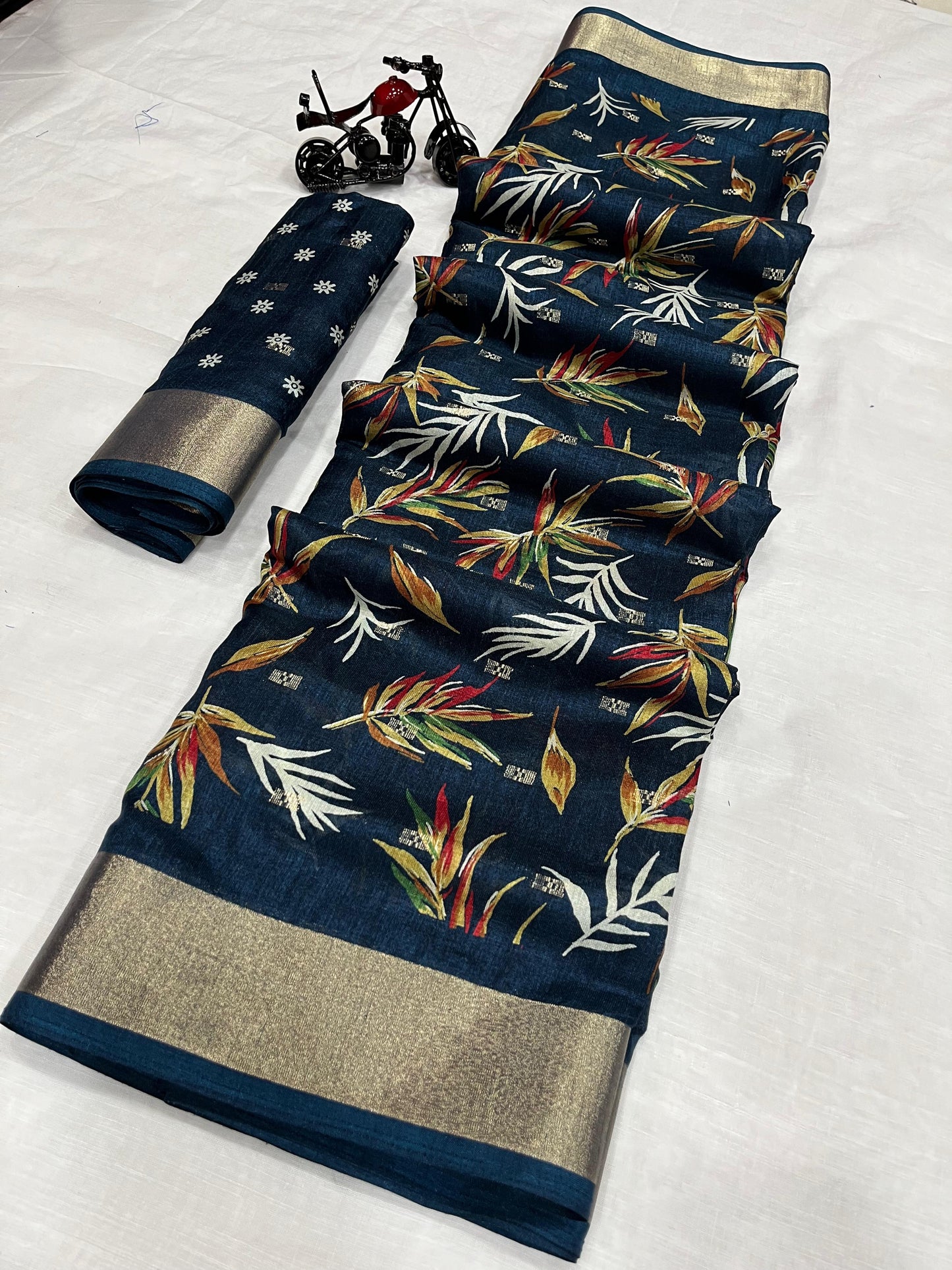 Exquisite Silk Butti Saree with Elegant Jacquard Border