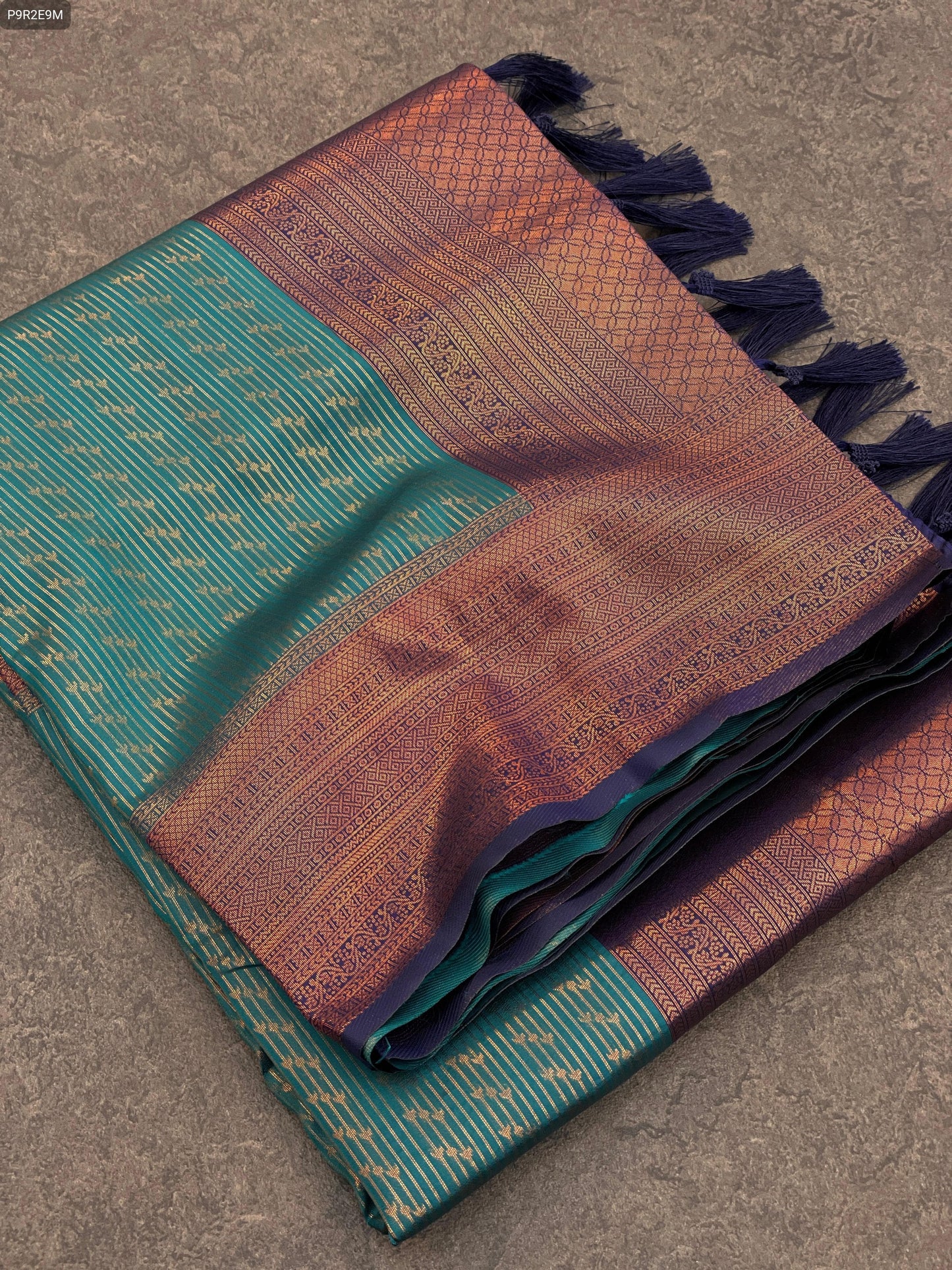 Kubera Pattu Kanjivaram Silk Saree – Dual-Tone Border, Contrast Pallu, and Brocade Blouse