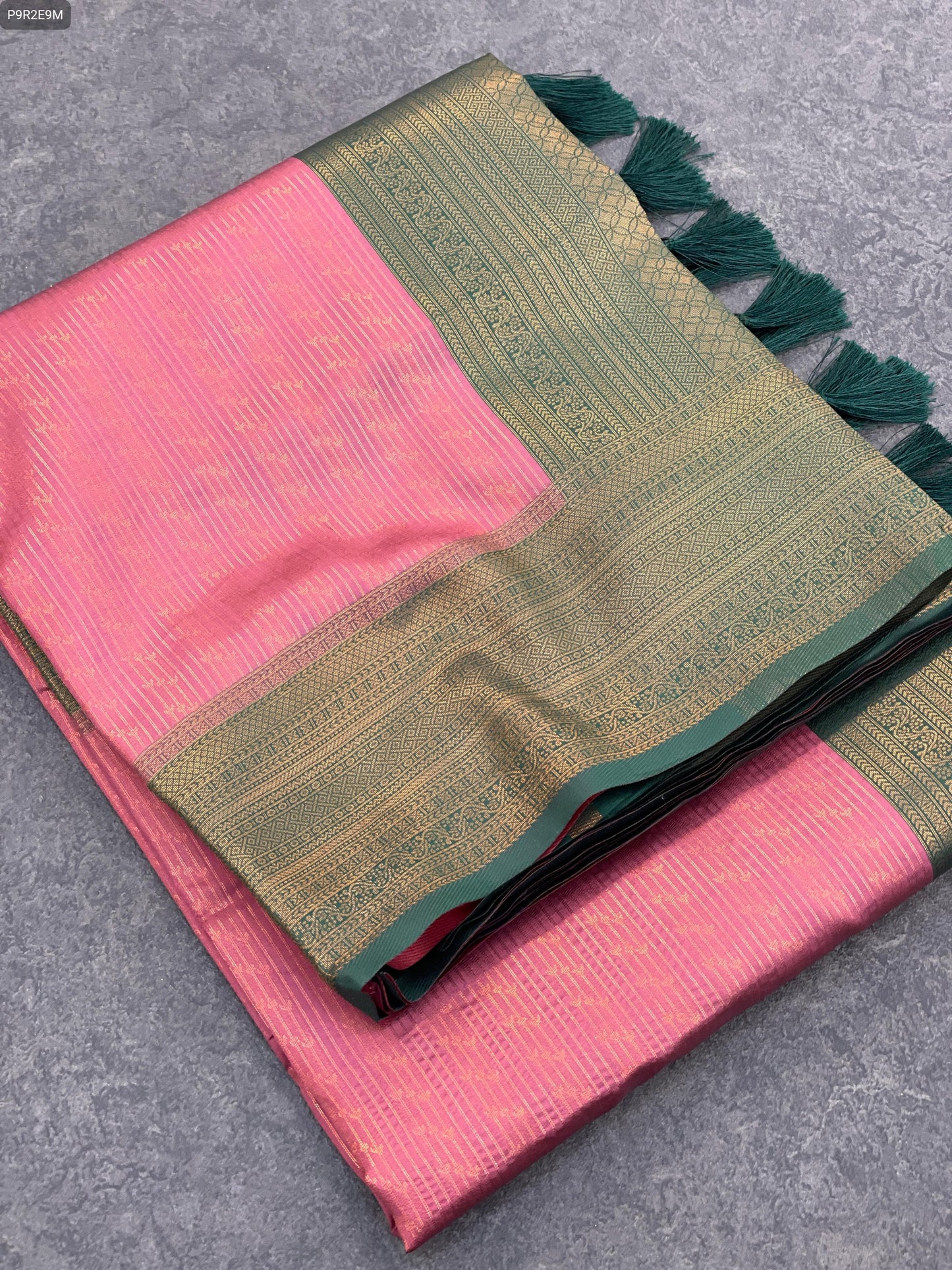 Kubera Pattu Kanjivaram Silk Saree – Dual-Tone Border, Contrast Pallu, and Brocade Blouse