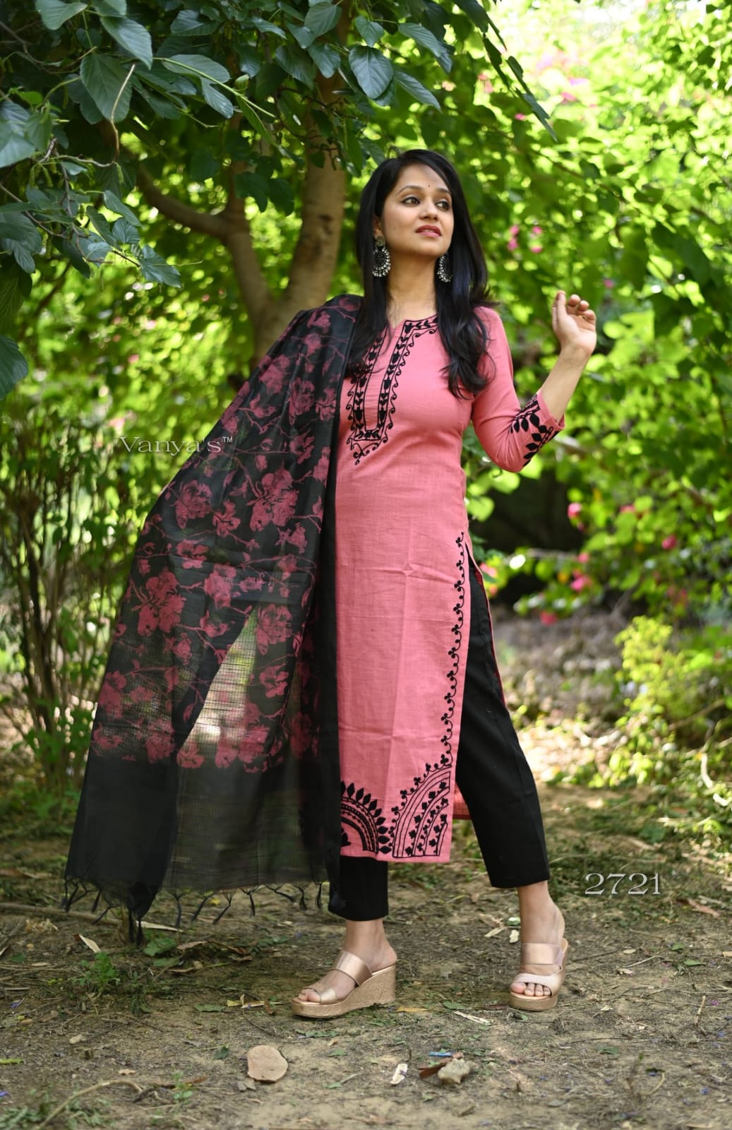 Handloom Cotton Kurta Pant Set with Aari Work Embroidery and Digital Printed Chanderi Dupatta
