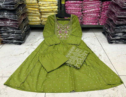 Flared Anarkali Kurta Set with Cotton Pant & Malmal Dupatta – Embroidered