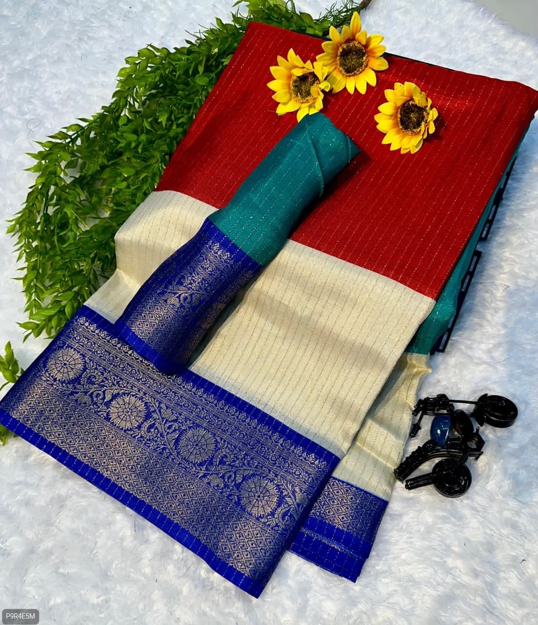 Flower Dola Silk Saree with Jacquard Border & Running Blouse