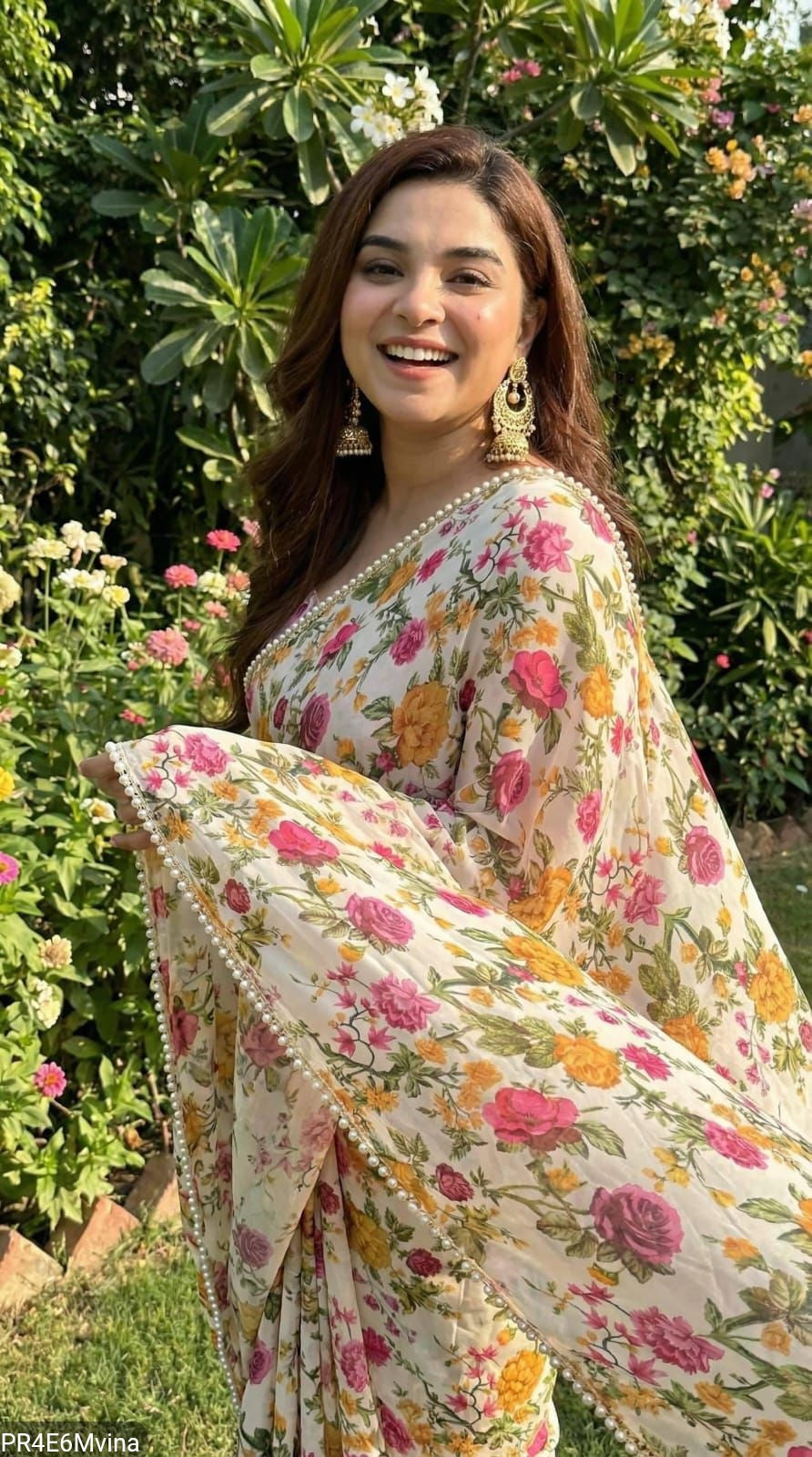 Georgette Digital Print Saree with Pearl Lace Border & Blouse