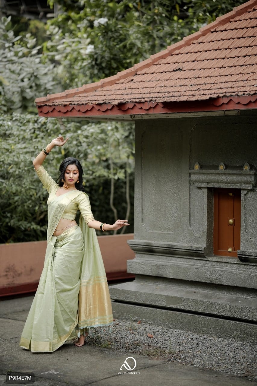 Onam Festival Special Cotton Saree with Zari Checks & Lagadi Pallu – Traditional Kerala Saree with Zari Border & Weaving Blouse